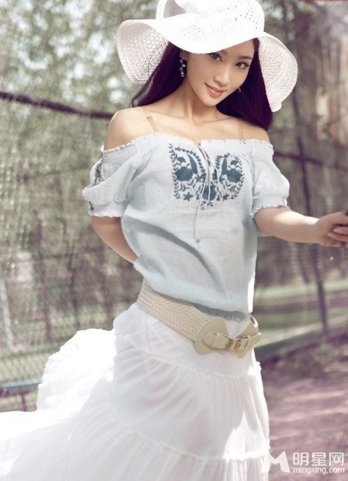 新版郭芙毛晓彤清新写真 笑容甜美娇俏可人