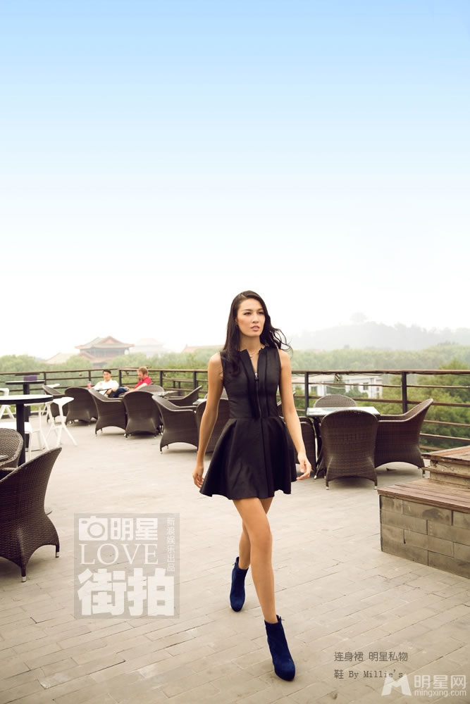 “龙女郎”张蓝心时尚性感街拍秀美腿 “龙女郎”张蓝心时尚性感街拍秀美腿