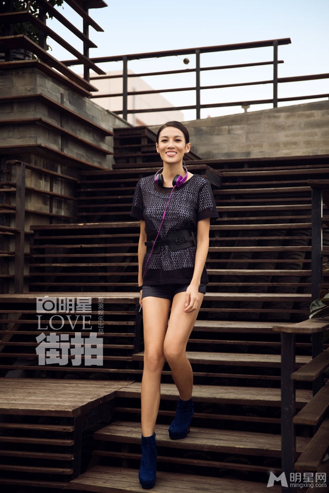 “龙女郎”张蓝心时尚性感街拍秀美腿 “龙女郎”张蓝心时尚性感街拍秀美腿