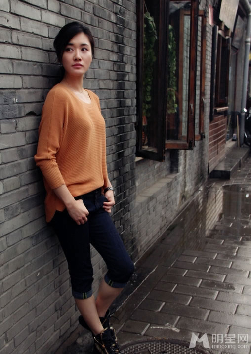 “龙女郎”张蓝心时尚性感街拍秀美腿 “龙女郎”张蓝心时尚性感街拍秀美腿