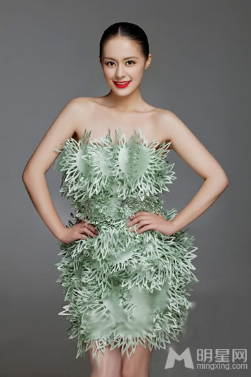 张曦文时尚知性写真 娇俏粉裙甜美动人