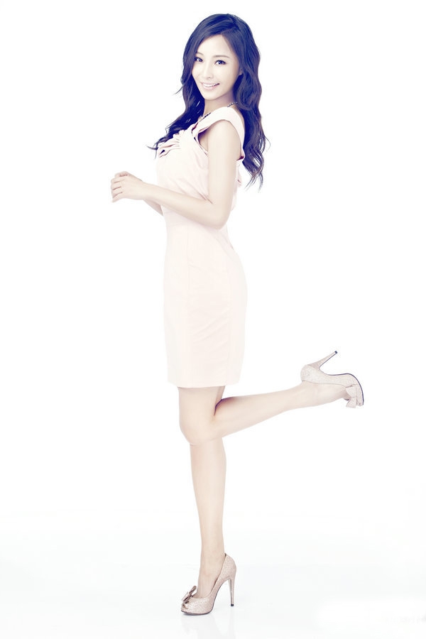 张曦文时尚知性写真 娇俏粉裙甜美动人