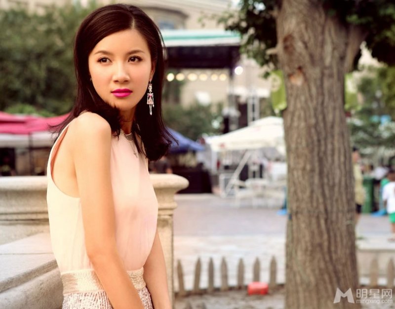 董卿王丽坤等拍粉红丝带大片 为公益全裸