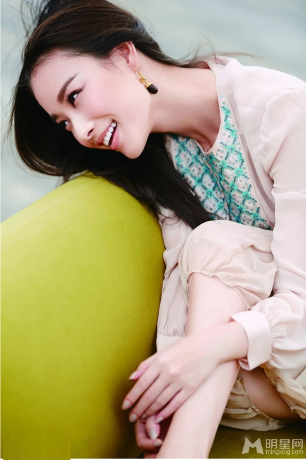 倪妮杂志拍摄封面大片 笑容温暖展恬静柔美气质 倪妮杂志拍摄封面大片 笑容温暖展恬静柔美气质