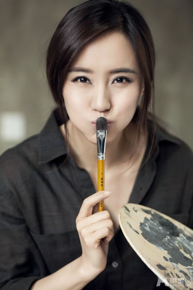 演员王智全新写真 变身女画家大秀美腿