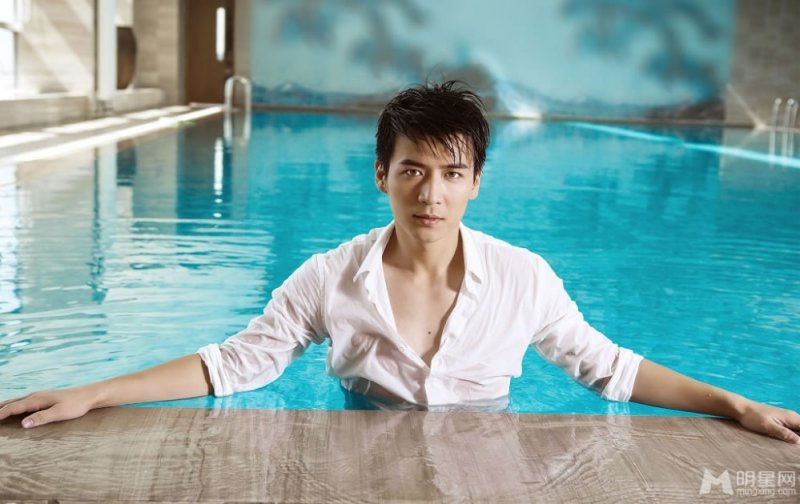 演员王智全新写真 变身女画家大秀美腿