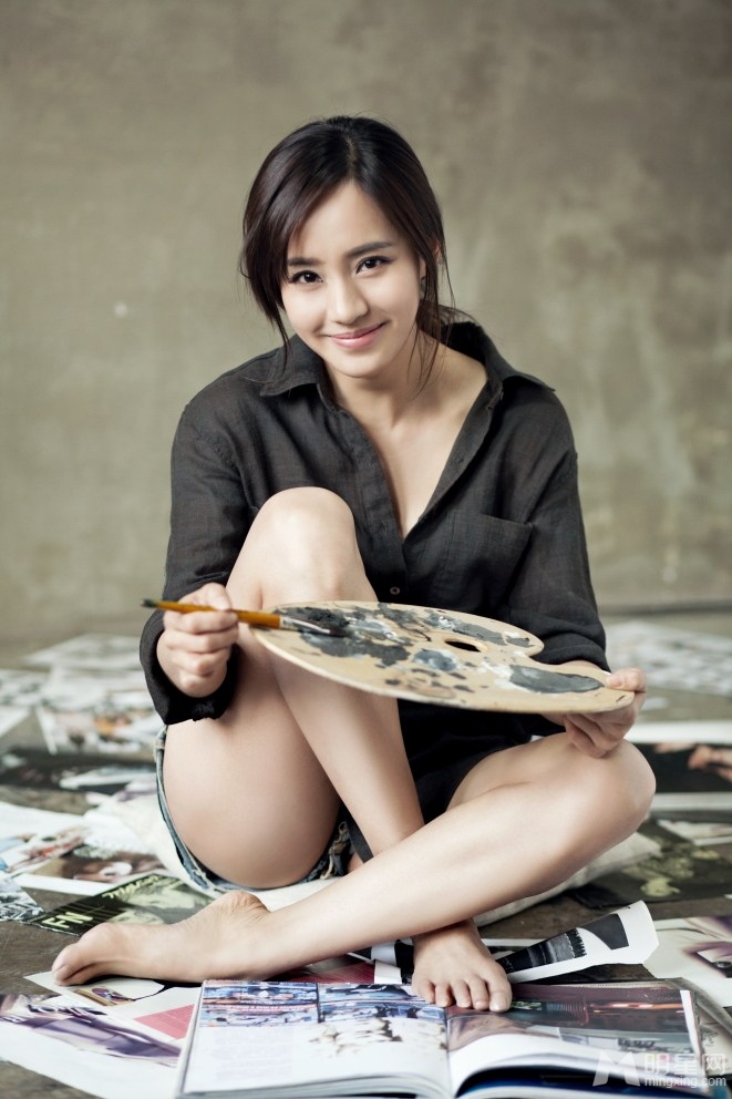 演员王智全新写真 变身女画家大秀美腿