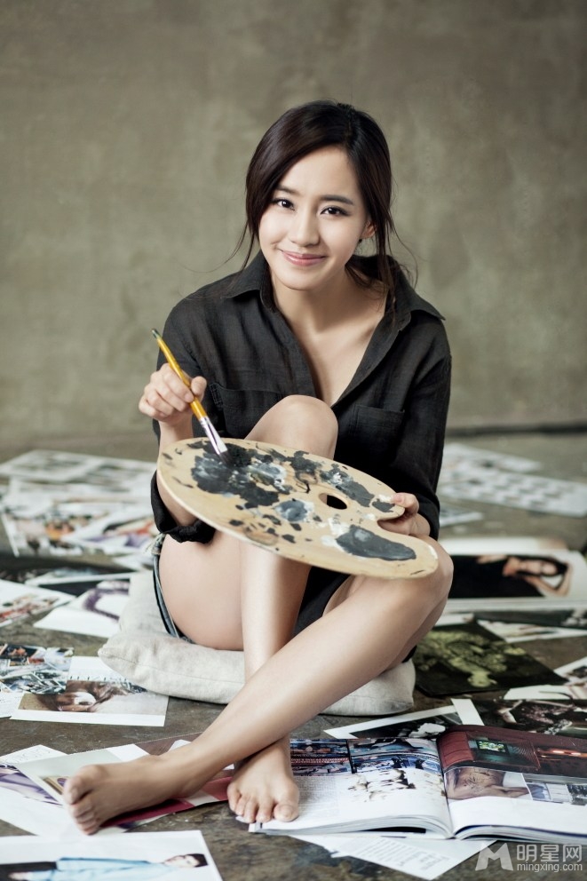 演员王智全新写真 变身女画家大秀美腿