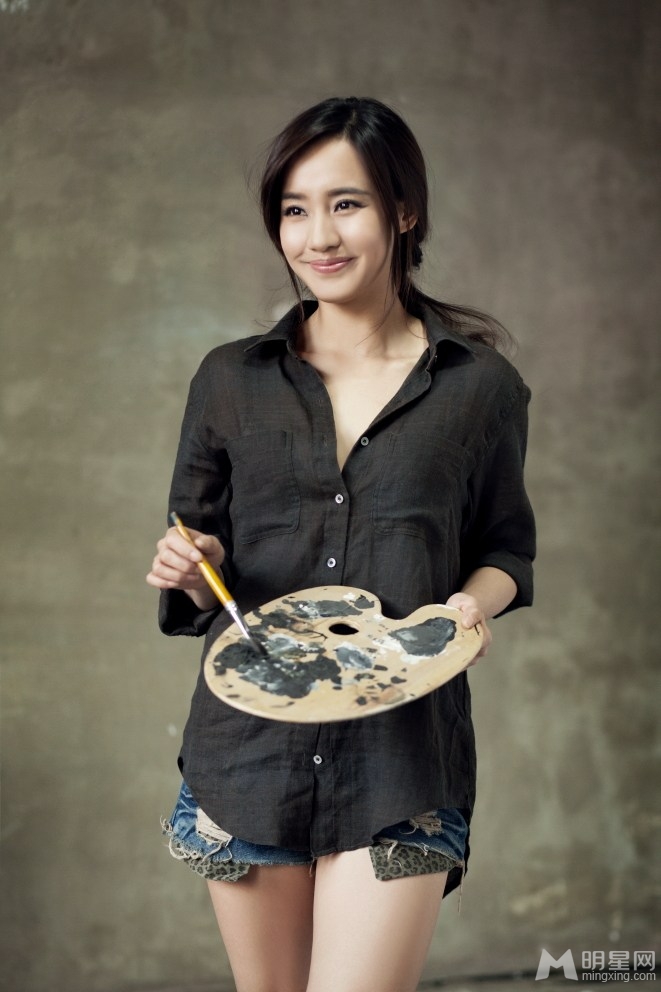 演员王智全新写真 变身女画家大秀美腿