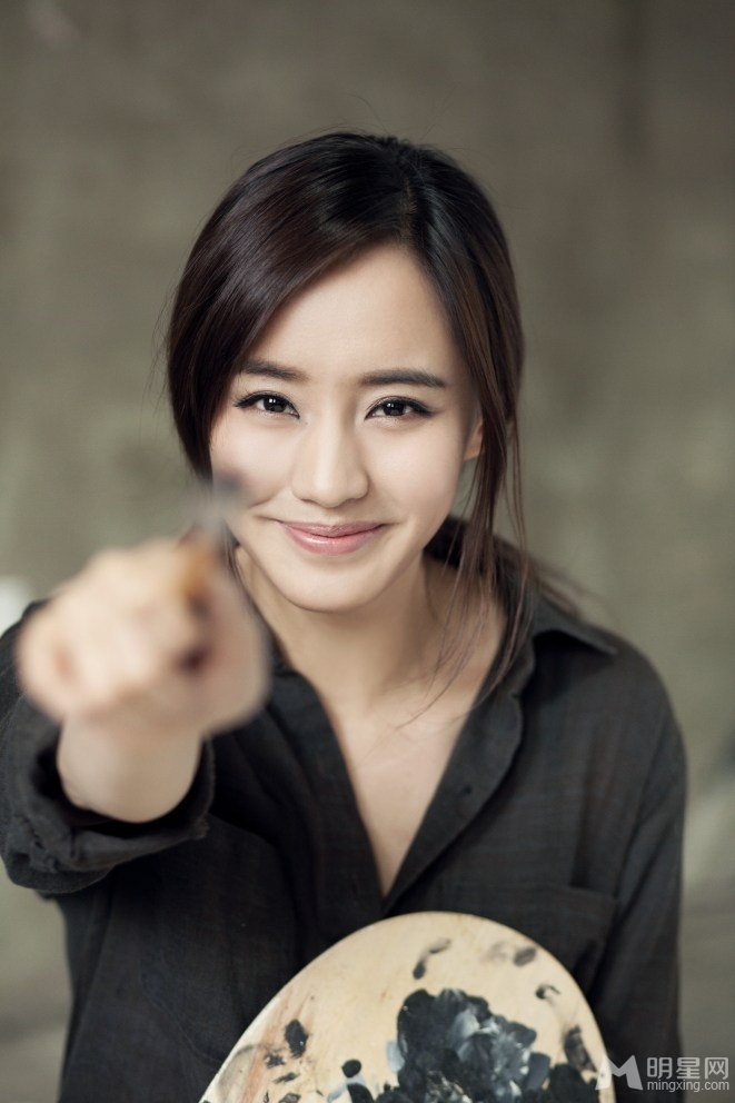 演员王智全新写真 变身女画家大秀美腿