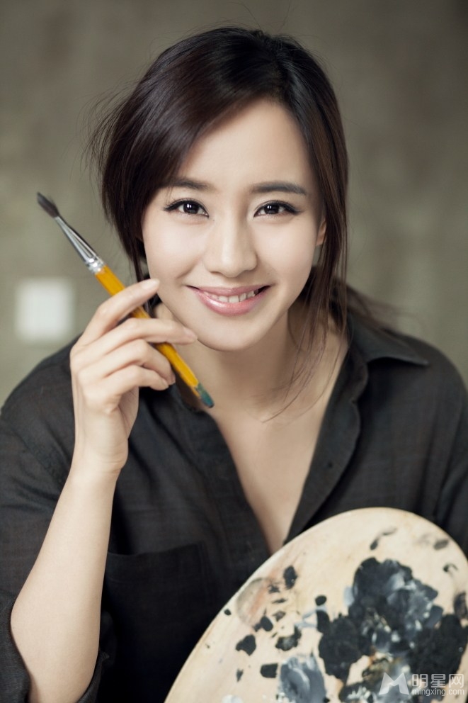 演员王智全新写真 变身女画家大秀美腿