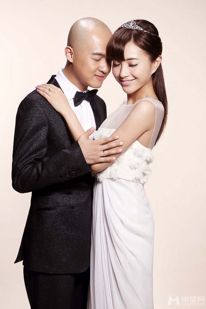 包贝尔包文婧甜蜜写真 亲密互动默契足