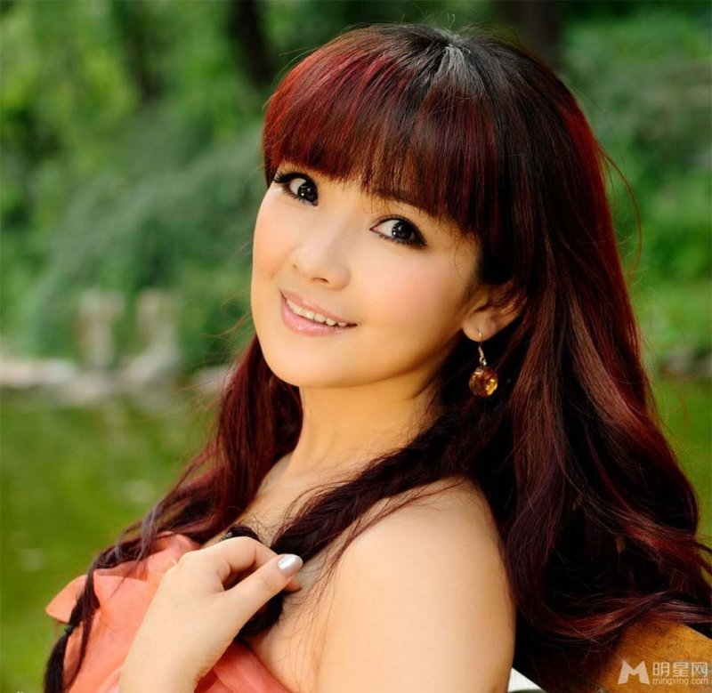 斯琴高丽新专辑宣传写真 粉裙扮嫩小露性感