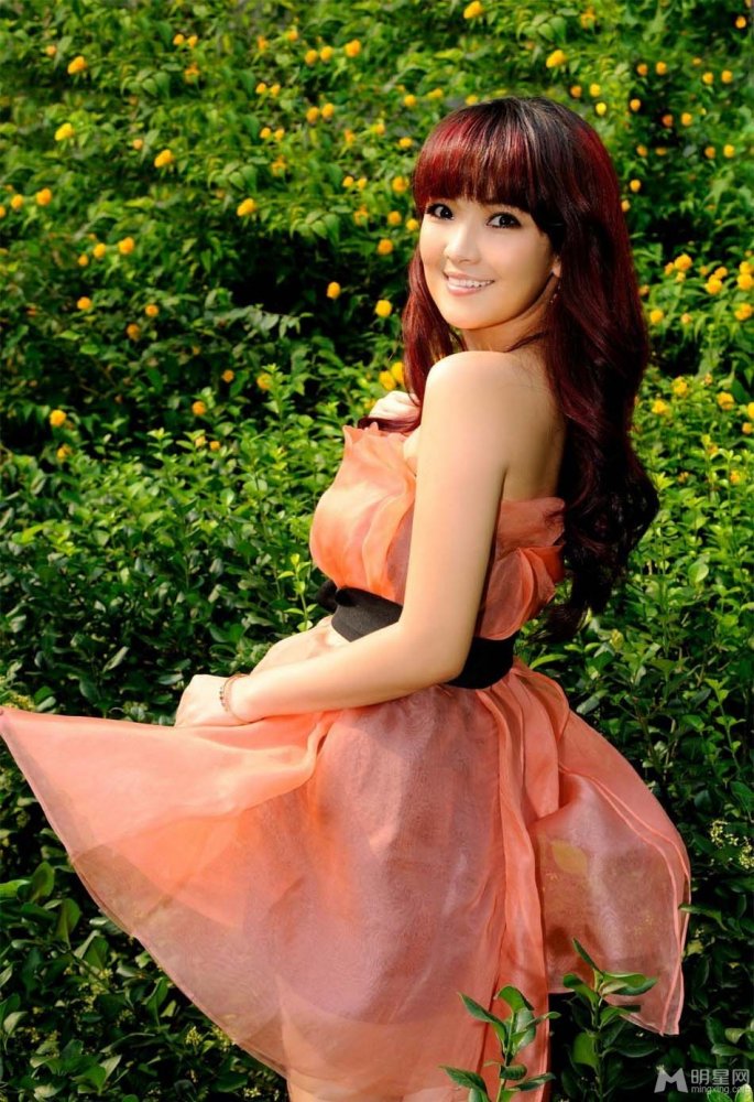 斯琴高丽新专辑宣传写真 粉裙扮嫩小露性感