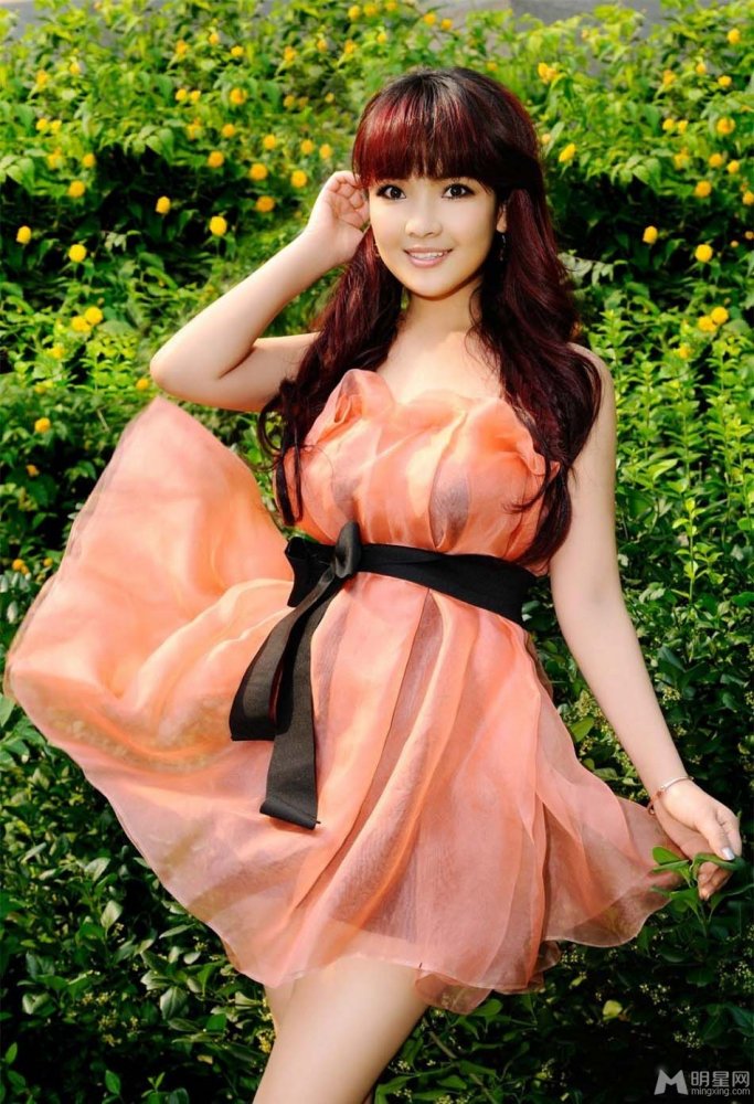 斯琴高丽新专辑宣传写真 粉裙扮嫩小露性感