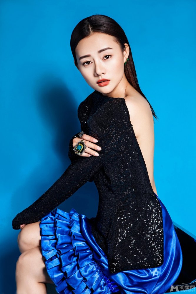 王靖云最新冷艳写真 露背长裙大秀曼妙身姿