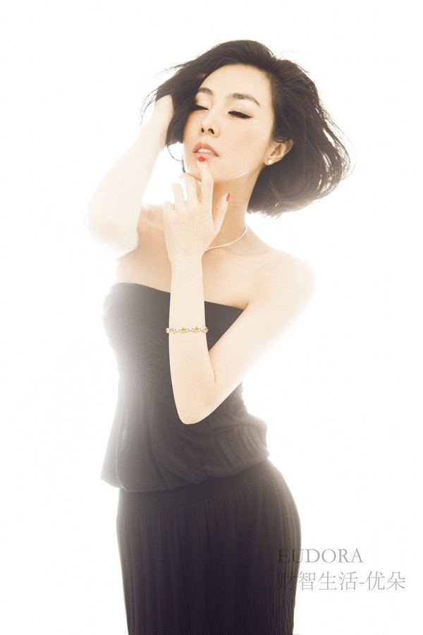 姜宏波性感写真 小露香肩美背妩媚迷人