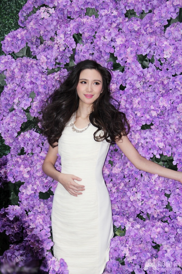 刘牧携娇妻刘姝含拍摄时尚杂志浪漫大片 刘牧携娇妻刘姝含拍摄时尚杂志浪漫大片