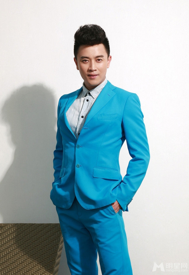 因为爱情有多美蒋毅写真 蓝色西装帅气十足 因为爱情有多美蒋毅写真 蓝色西装帅气十足