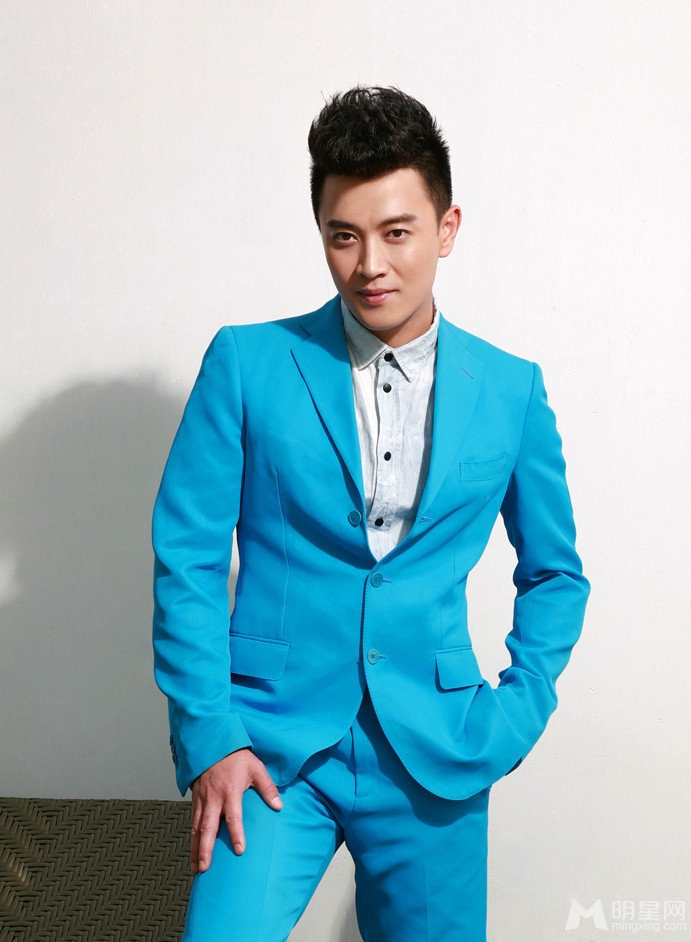 因为爱情有多美蒋毅写真 蓝色西装帅气十足 因为爱情有多美蒋毅写真 蓝色西装帅气十足