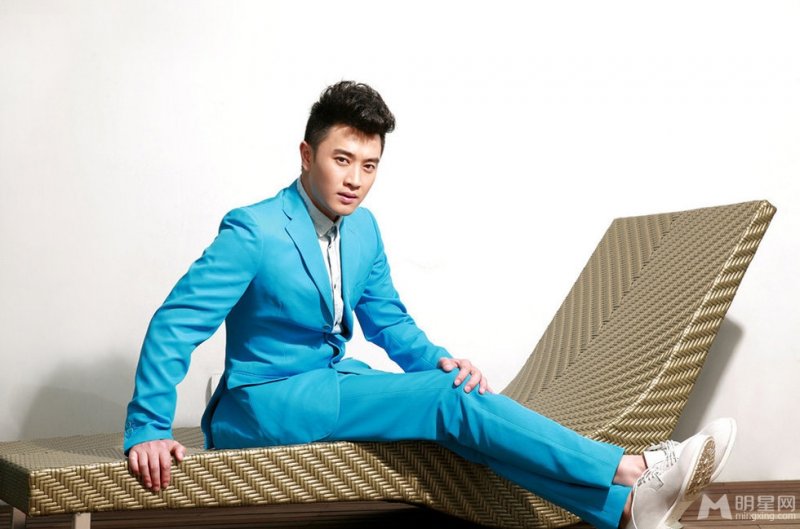 因为爱情有多美蒋毅写真 蓝色西装帅气十足 因为爱情有多美蒋毅写真 蓝色西装帅气十足