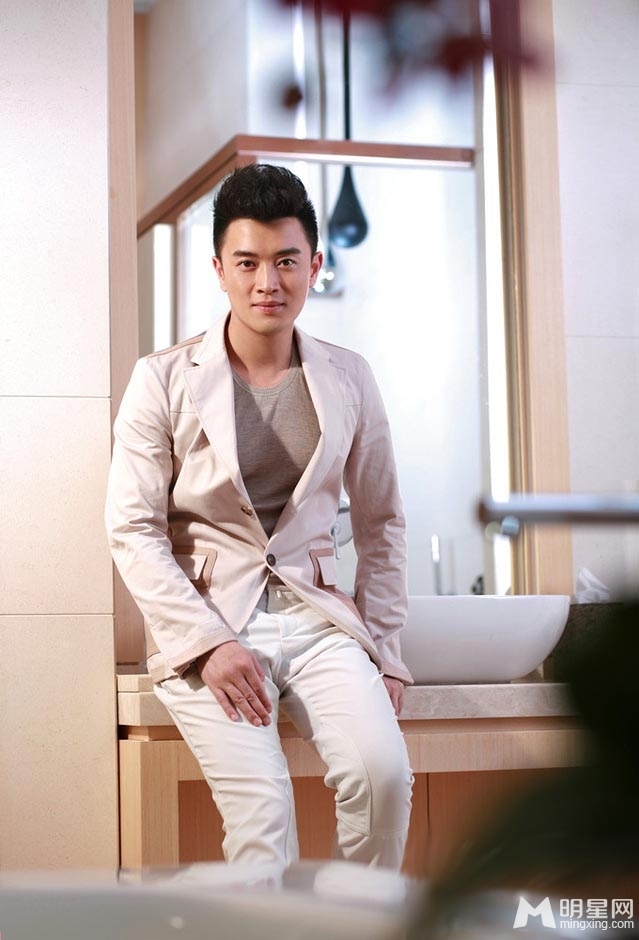 因为爱情有多美蒋毅写真 蓝色西装帅气十足 因为爱情有多美蒋毅写真 蓝色西装帅气十足