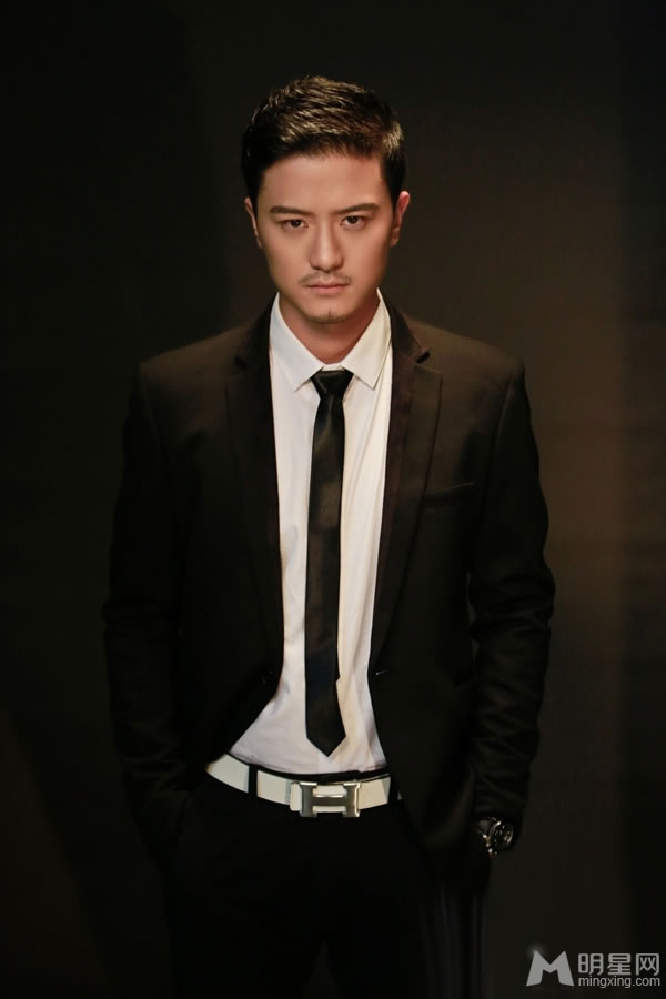 白一弘黑色西装帅气写真 展绅士型男魅力
