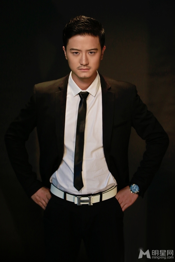 白一弘黑色西装帅气写真 展绅士型男魅力