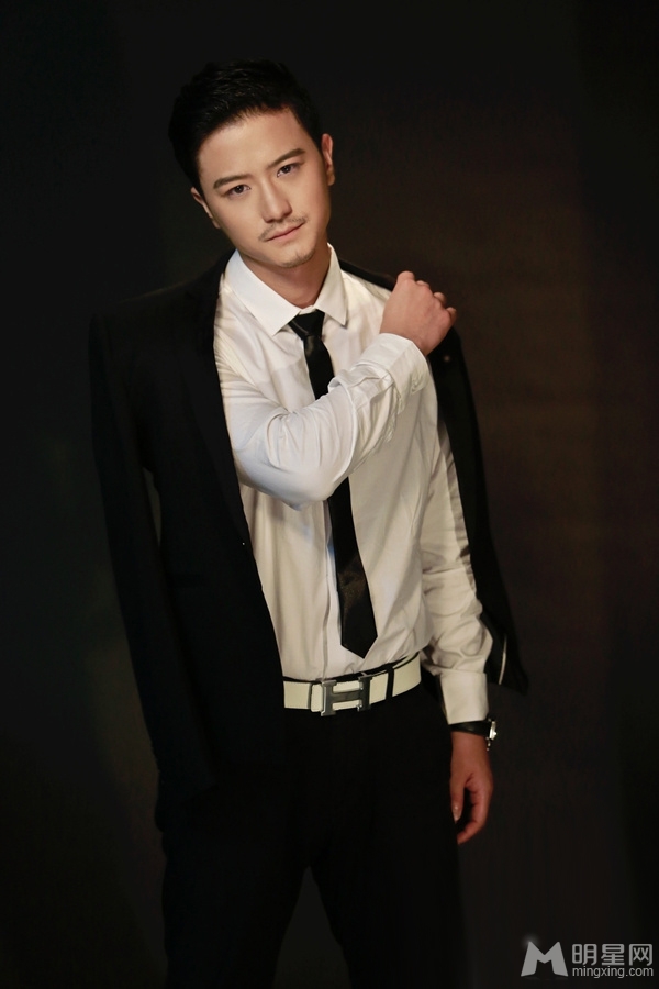 白一弘黑色西装帅气写真 展绅士型男魅力