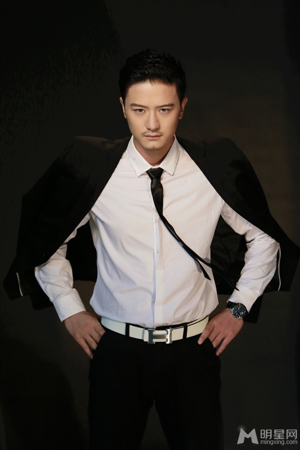 白一弘黑色西装帅气写真 展绅士型男魅力