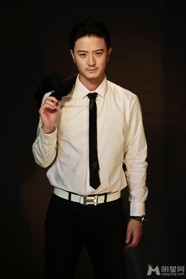 白一弘黑色西装帅气写真 展绅士型男魅力