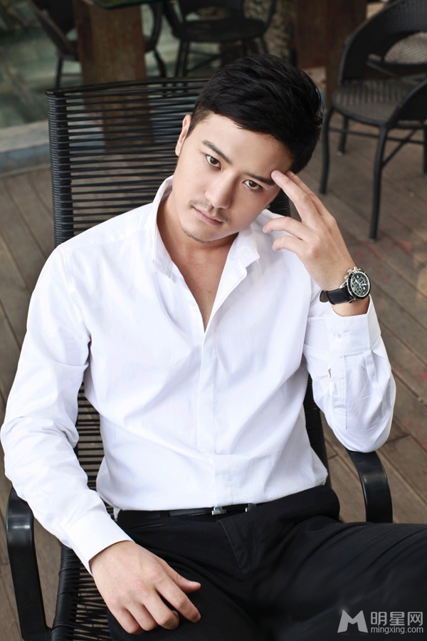 白一弘黑色西装帅气写真 展绅士型男魅力