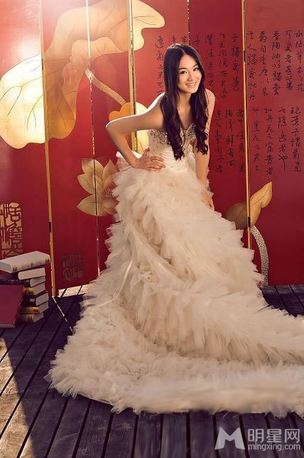 叶新晨化身白色天使写真 展清澈纯美气质