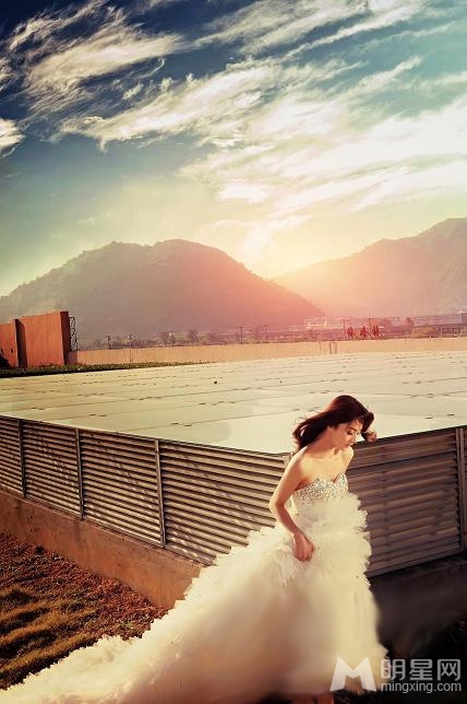 叶新晨化身白色天使写真 展清澈纯美气质