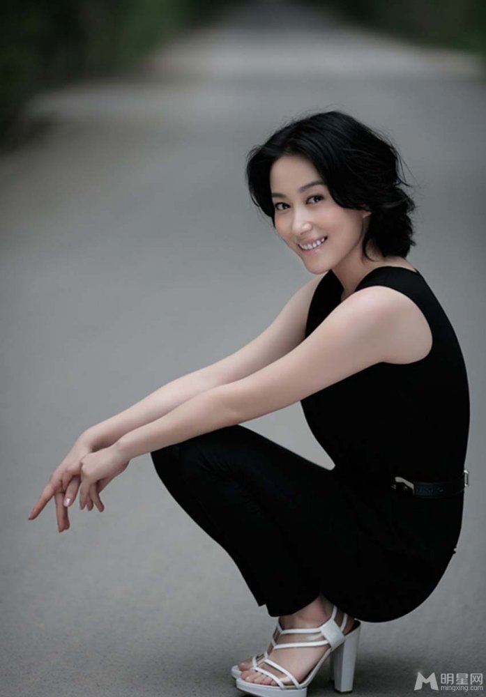 丁柳元时尚写真曝光 身姿曼妙尽显柔美