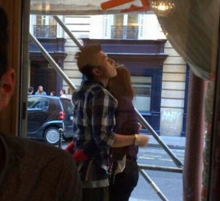 陈冠希牵女友不爽被拍 摆臭脸竖中指惹争议