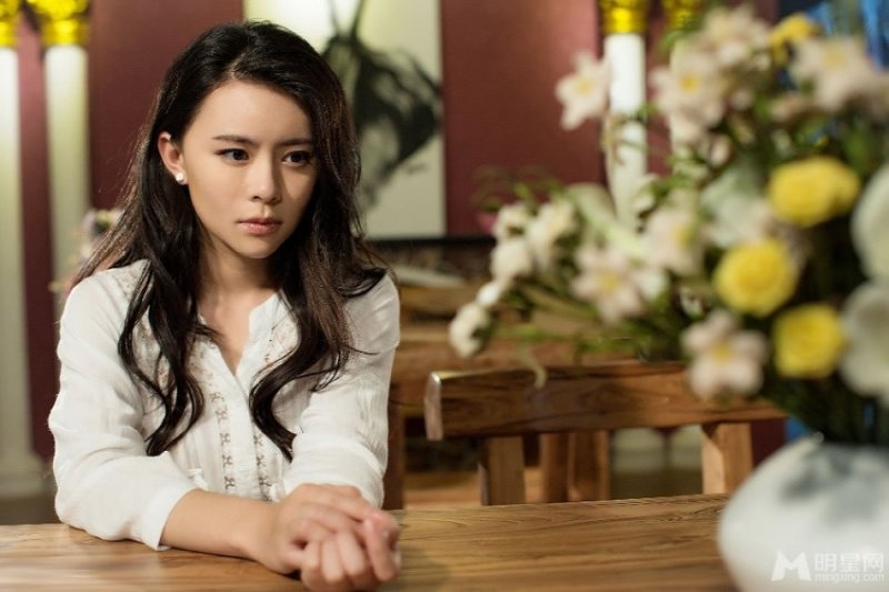 章子怡费加罗大片 性感抹胸顶羽毛帽显朋克