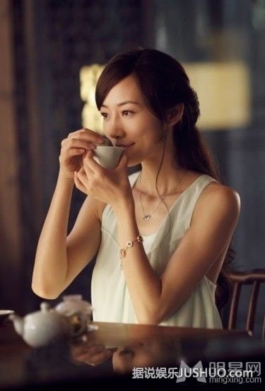 斯嘉丽·约翰逊曝性感居家照 展完美身材