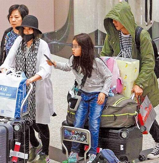 贾静雯与小8岁男友携女同游 二人恩爱当众温存