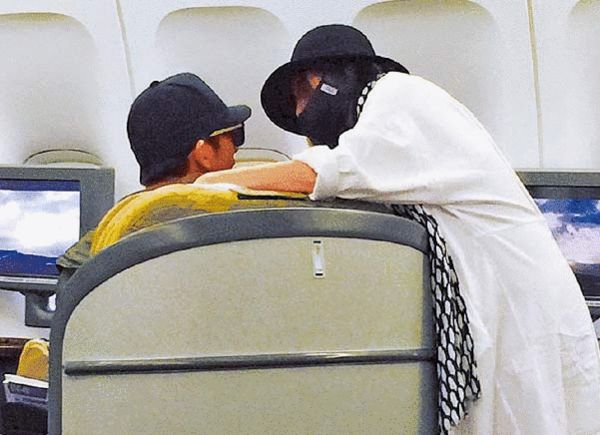 贾静雯与小8岁男友携女同游 二人恩爱当众温存