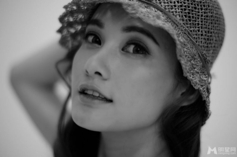 主持人严维莎首曝知性女人味黑白写真 主持人严维莎首曝知性女人味黑白写真