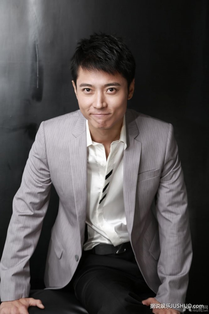 主持人严维莎首曝知性女人味黑白写真 主持人严维莎首曝知性女人味黑白写真