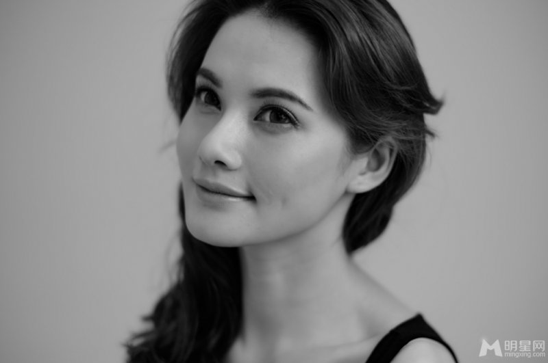 主持人严维莎首曝知性女人味黑白写真 主持人严维莎首曝知性女人味黑白写真