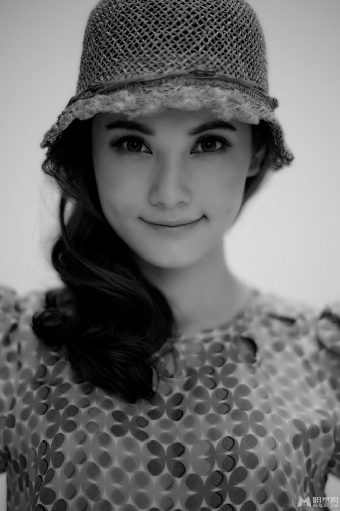 主持人严维莎首曝知性女人味黑白写真 主持人严维莎首曝知性女人味黑白写真