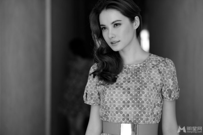 主持人严维莎首曝知性女人味黑白写真 主持人严维莎首曝知性女人味黑白写真