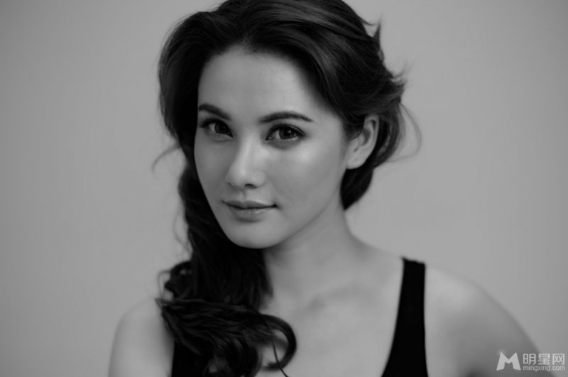 主持人严维莎首曝知性女人味黑白写真 主持人严维莎首曝知性女人味黑白写真