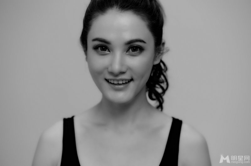 主持人严维莎首曝知性女人味黑白写真 主持人严维莎首曝知性女人味黑白写真