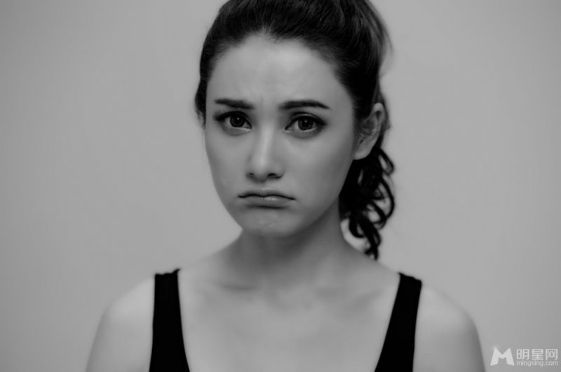 主持人严维莎首曝知性女人味黑白写真 主持人严维莎首曝知性女人味黑白写真