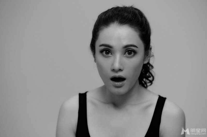 主持人严维莎首曝知性女人味黑白写真 主持人严维莎首曝知性女人味黑白写真