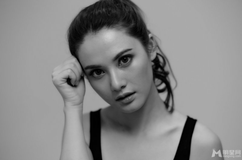 主持人严维莎首曝知性女人味黑白写真 主持人严维莎首曝知性女人味黑白写真